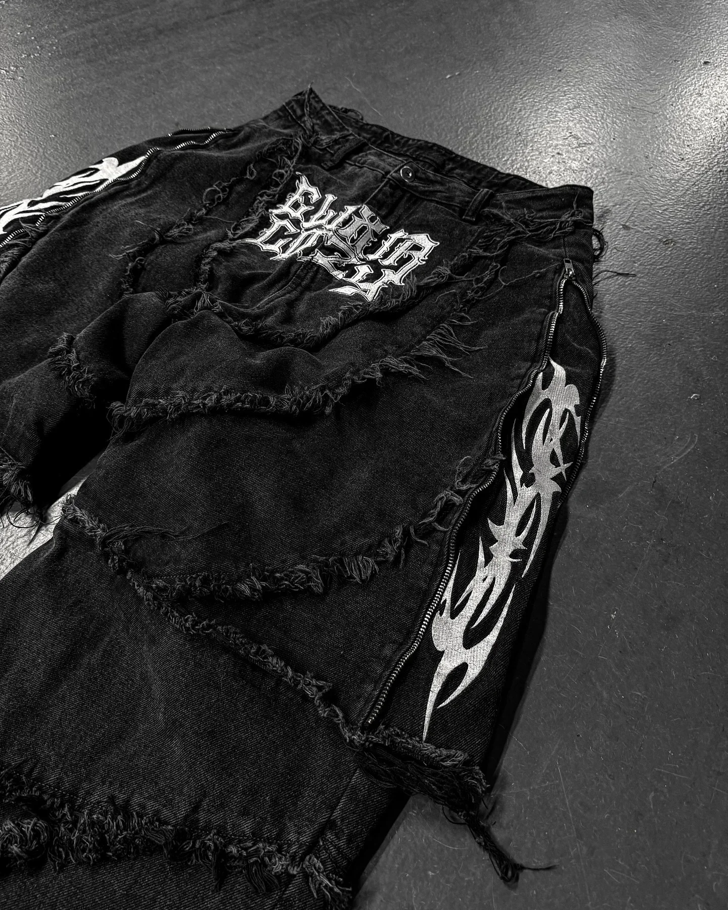 Y2k Patchwork Stripe Embroidery Fur Edge Jeans Fashion America Retro Zipper Splicing Baggy Jeans Punk Men Black Denim Pants 3